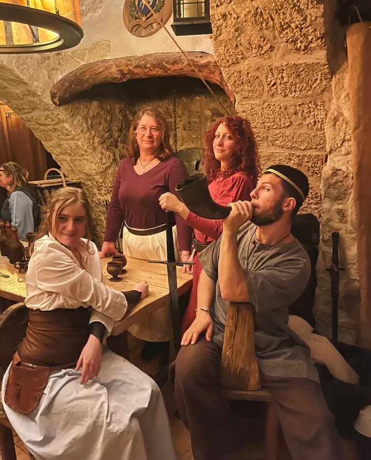 Éclairage chaleureux aux bougies sur les tables