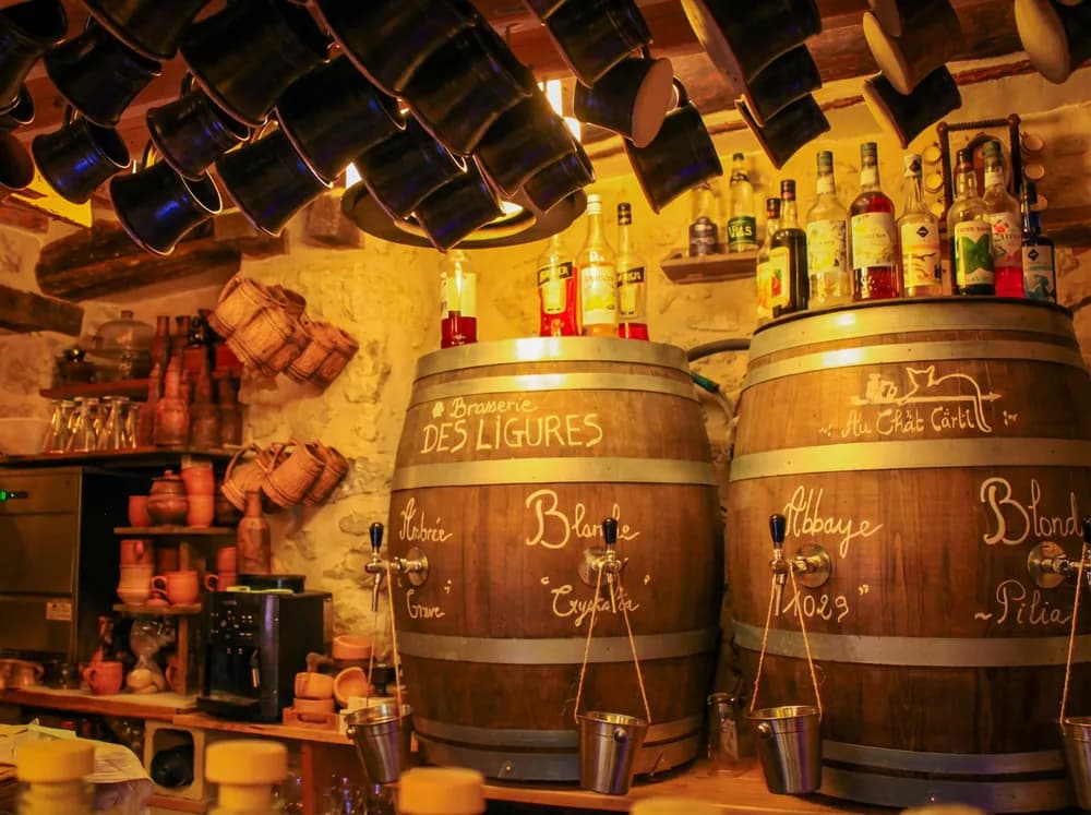 Ambiance chaleureuse de la taverne